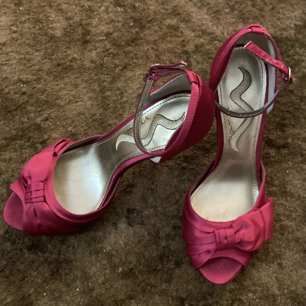 (JFC) Preowned, Nina brand Elegant Pink Ankle Strap stiletto Heels size 7.